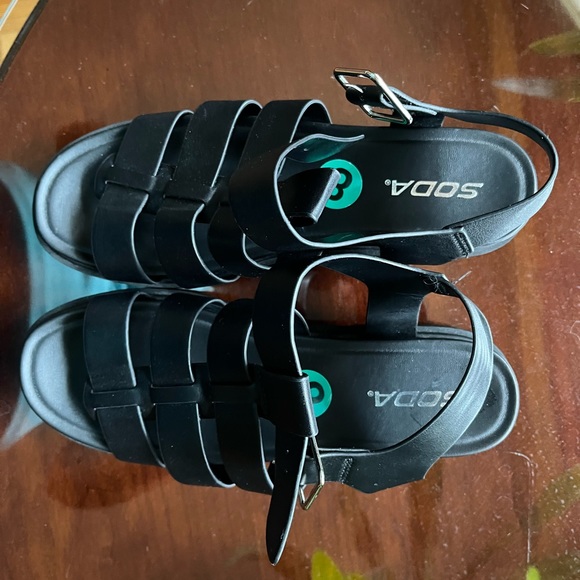 Soda Women’s Black sandals in Size 8 - Picture 2 of 5